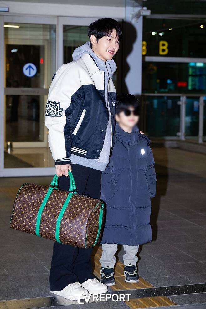 kiailecolombia's tweet photo. Directo a Hong Kong  feliz ✈️
#SongJoongKi 
#송중기 https://t.co/0xmywmxo5w