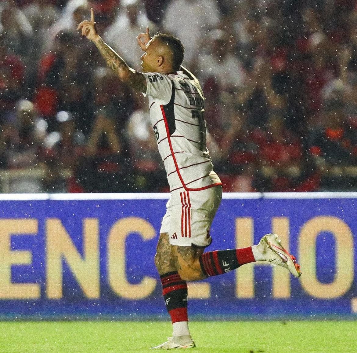 🚨 Provável time do Flamengo para encarar o Atlético: 

Rossi; Matheuzinho, Fabrício Bruno, Léo Pereira, Ayrton Lucas; Thiago Maia, Gerson, Arrascaeta; Bruno Henrique, Cebolinha e Pedro.