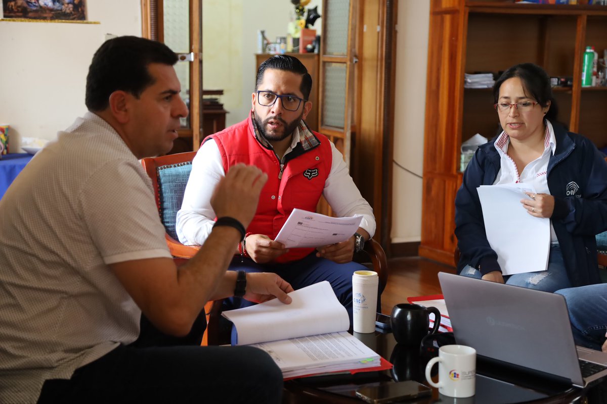 CNELoja's tweet photo. #CNEInforma | Revisamos los informes de cuentas de campaña correspondientes al proceso de #EleccionesSeccionales2023Ec 🗳️🇪🇨. El trabajo se realiza con apoyo de funcionarios nacionales. https://t.co/OBVBCMAX7x