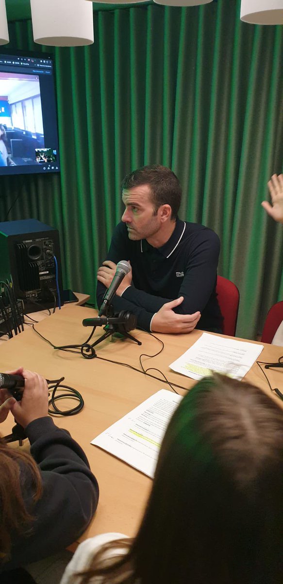 MonserrateHdez's tweet photo. Me lo he pasado genial este martes en el colegio El Palmeral, estrenando sus nuevos estudios de radio y participando en una entrevista con el alumnado. ¡Son una maravilla!

Gracias al cole y a los profes por hacerlo posible. Sobre todo a Sergio, Mariló y, en especial, a Llanos. https://t.co/E363dR3Cdh