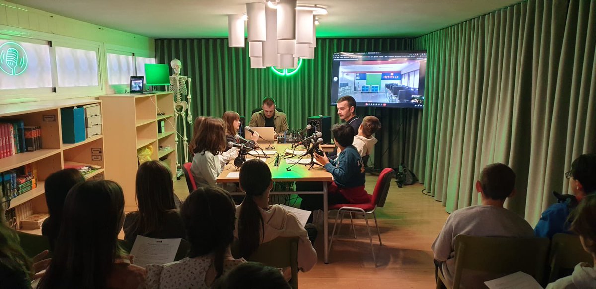 MonserrateHdez's tweet photo. Me lo he pasado genial este martes en el colegio El Palmeral, estrenando sus nuevos estudios de radio y participando en una entrevista con el alumnado. ¡Son una maravilla!

Gracias al cole y a los profes por hacerlo posible. Sobre todo a Sergio, Mariló y, en especial, a Llanos. https://t.co/E363dR3Cdh