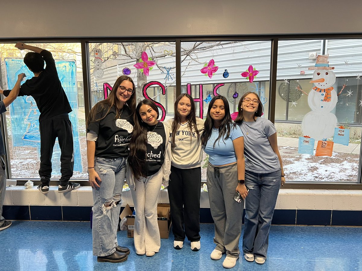 The Exec board put their talents to work decorating the north windows to get the holiday season kicked off and team up with Interact Club 🎄🎅