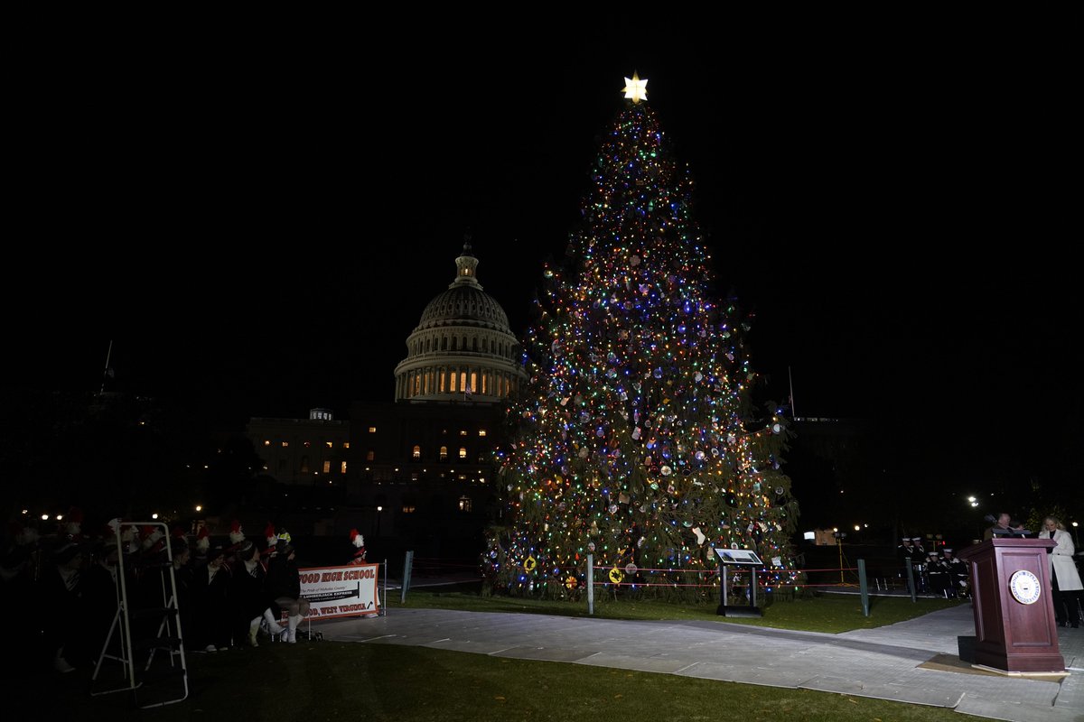 Sen_JoeManchin's tweet image. We couldn’t have asked for a better evening to light up West Virginia’s U.S. Capitol Christmas Tree 🎄 Thank you to our winning essay writer, Ethan Reese, the Richwood High School Lumberjack Express band, &amp;amp; all of those who joined us from West Virginia for this historic occasion.