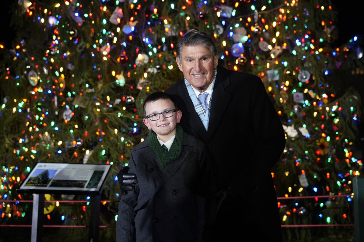 Sen_JoeManchin's tweet image. We couldn’t have asked for a better evening to light up West Virginia’s U.S. Capitol Christmas Tree 🎄 Thank you to our winning essay writer, Ethan Reese, the Richwood High School Lumberjack Express band, &amp;amp; all of those who joined us from West Virginia for this historic occasion.