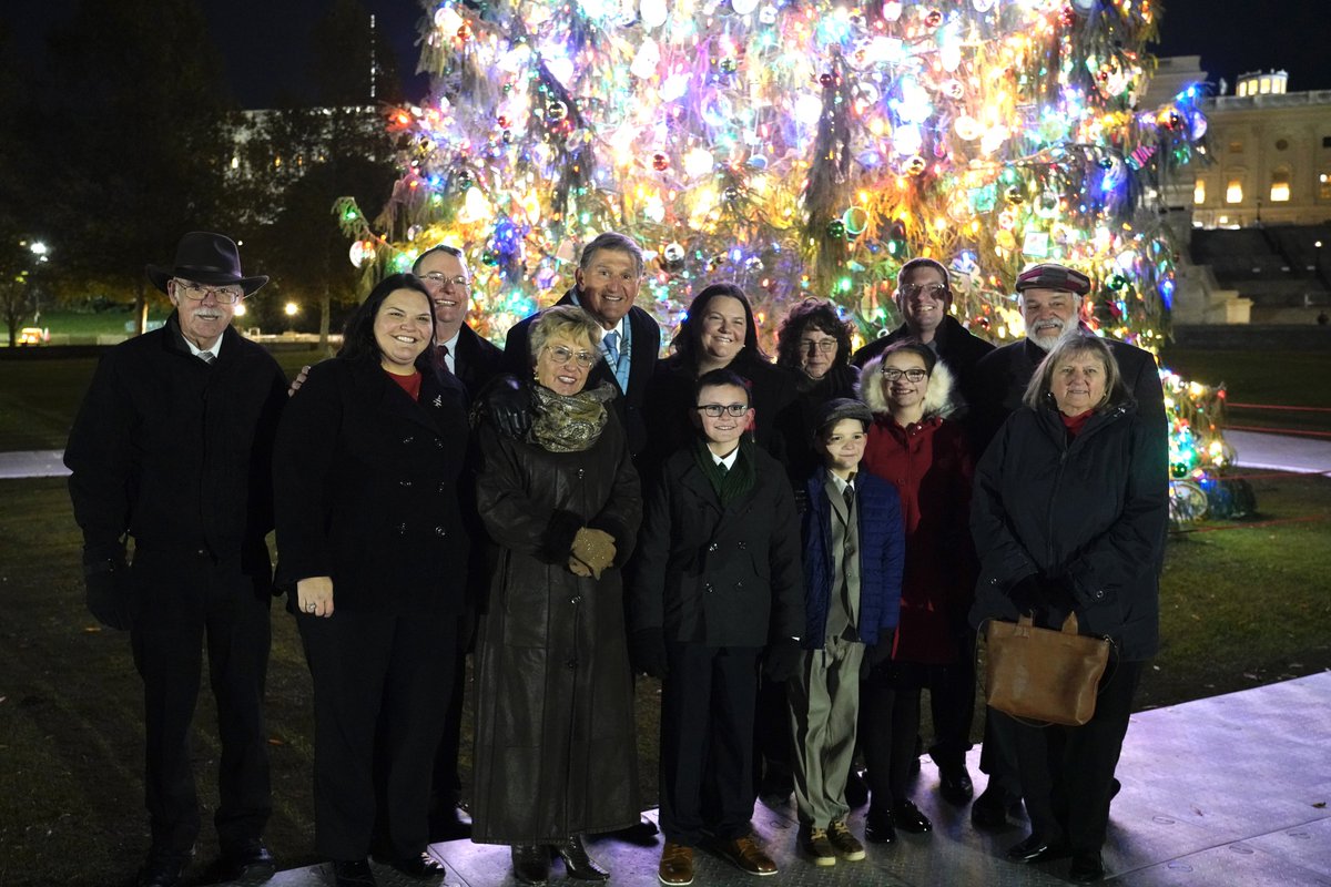 Sen_JoeManchin's tweet image. We couldn’t have asked for a better evening to light up West Virginia’s U.S. Capitol Christmas Tree 🎄 Thank you to our winning essay writer, Ethan Reese, the Richwood High School Lumberjack Express band, &amp;amp; all of those who joined us from West Virginia for this historic occasion.