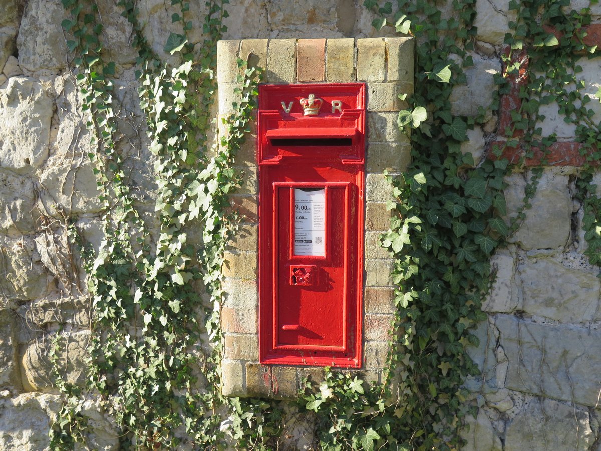 susanjcarey's tweet photo. At #Postling Village Hall tonight with @jennyHollingsbe for the last Postling Parish Council meeting of the year to make our reports on @Kent_cc & @fstonehythedc Planning, potholes, defibrillator maintenance - village life. (Picture shows the Victorian postbox in Postling.) https://t.co/Bk67lNshjc