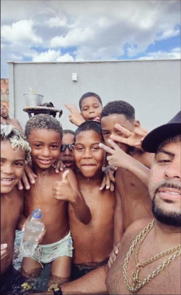 Querido pelos moradores, amado pelas crianças... 🎶🐸🖤🏴