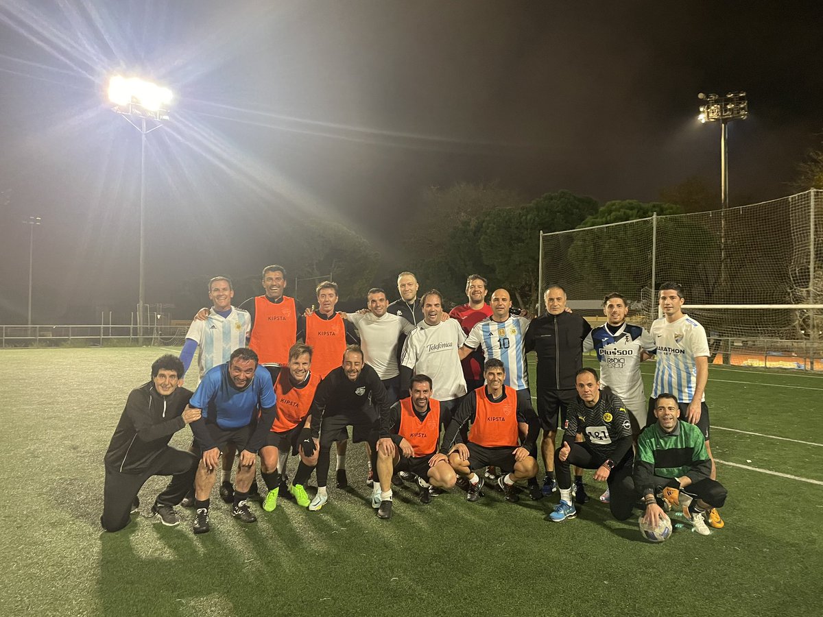 “Ni Champions ni Champians”. Los martes se entrena 🏋🏼⚽️💪🏻.

Hoy además nos han acompañado compañeros de un equipo amigo.

Seguimos! #VamosTrival 💚❤️ #Veteranos #Fútbol