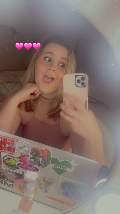 I&rsquo;ll be on MFC in the next 10-20 mins 💗 https://t.co/ggr3cOsyZJ