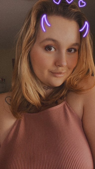 I&rsquo;ll be on MFC in the next 10-20 mins 💗 https://t.co/ggr3cOsyZJ