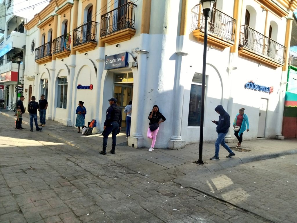 PMMiahuatlanOax's tweet photo. Personal de esta dirección de seguridad pública efectúa recorridos de seguridad y vigilancia en calles céntricas para prevenir la presunta comisión de delitos.
@DiscipuloMD 
@KarinaBaronO 
@PrevenDDMiahua https://t.co/4wSVldiFkw