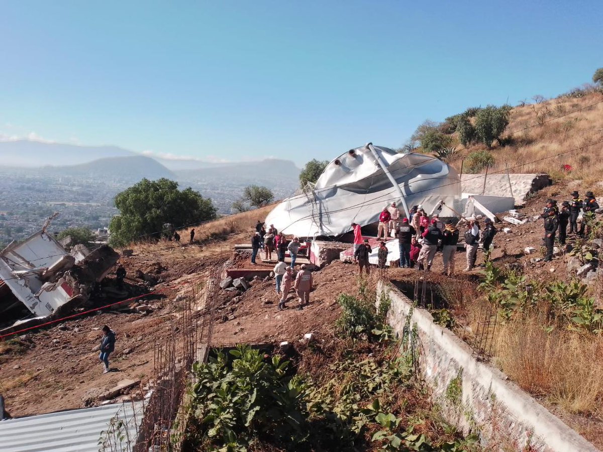 FredyGtzGtz's tweet photo. Trabajador del municipio de Chimalhuacán provoca colapso de tanque #MorenaColapsóTanque https://t.co/zOQgf9fDyo
