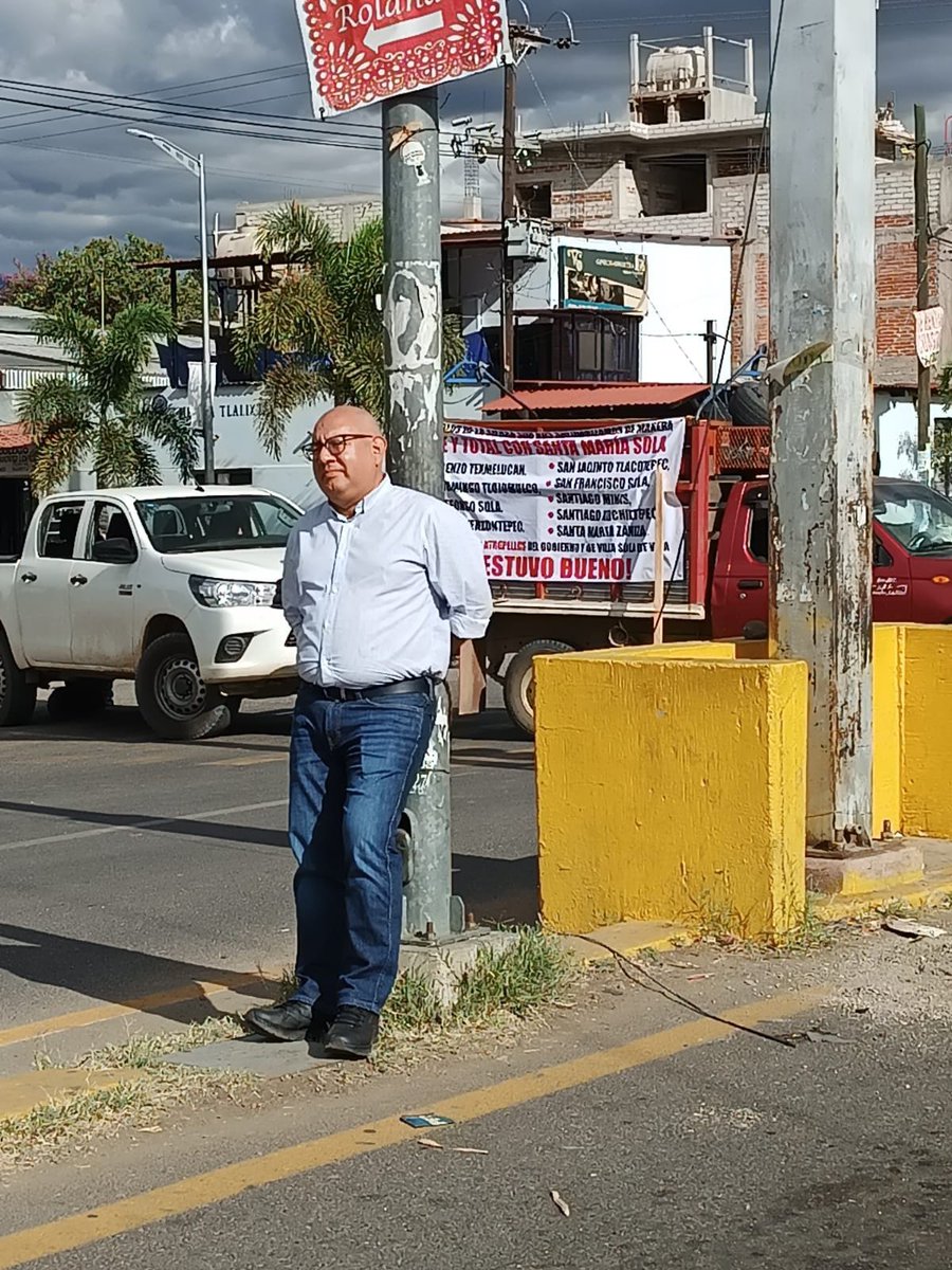 columnaalmargen's tweet photo. #AlMomento | Pobladores de Santo Domingo Teojomulco, Santa María Sola de Vega y San Francisco Sola de Vega de la Sierra Sur de #Oaxaca, amarran de un poste a Sub Secretario de la Secretaría de Gobierno Edgar Gandarillas, en un fallido Intentó de negociación. https://t.co/MXgDqaPLFx