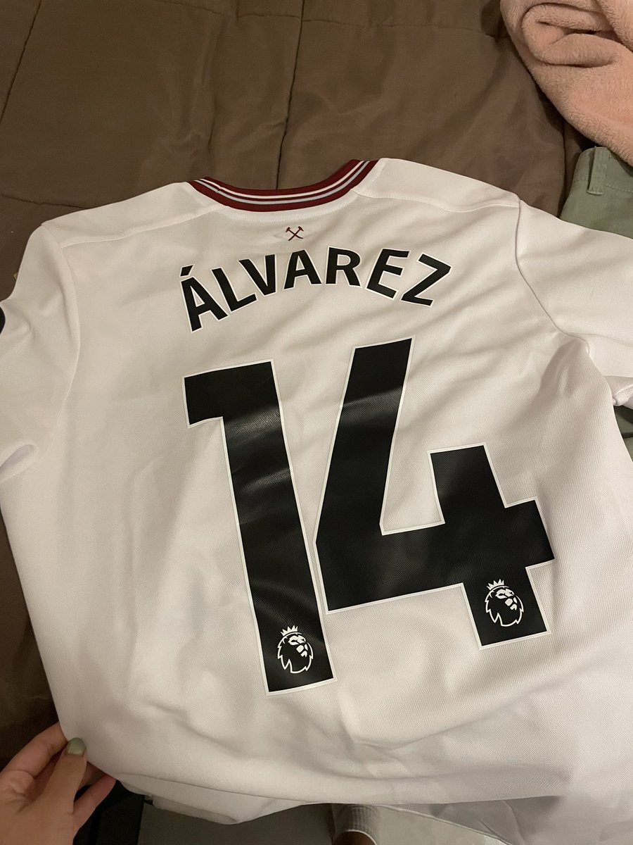 _dianagallardo's tweet photo. @westhamespanol @WestHam HEEELP!!! pedí una jersey personalizada de Edson desde la página oficial como regalo de navidad para mi novio y me la mandaron con el número 14 😩 @EdsonAlvarez19 mi novio es tu fan desde el América!!! por favor ayuda 🙏🏼 https://t.co/OVzjOusIEV
