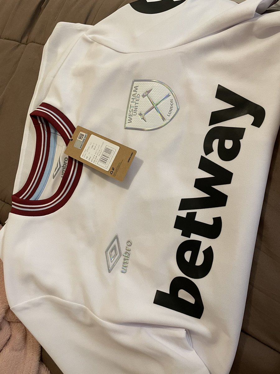 _dianagallardo's tweet photo. @westhamespanol @WestHam HEEELP!!! pedí una jersey personalizada de Edson desde la página oficial como regalo de navidad para mi novio y me la mandaron con el número 14 😩 @EdsonAlvarez19 mi novio es tu fan desde el América!!! por favor ayuda 🙏🏼 https://t.co/OVzjOusIEV