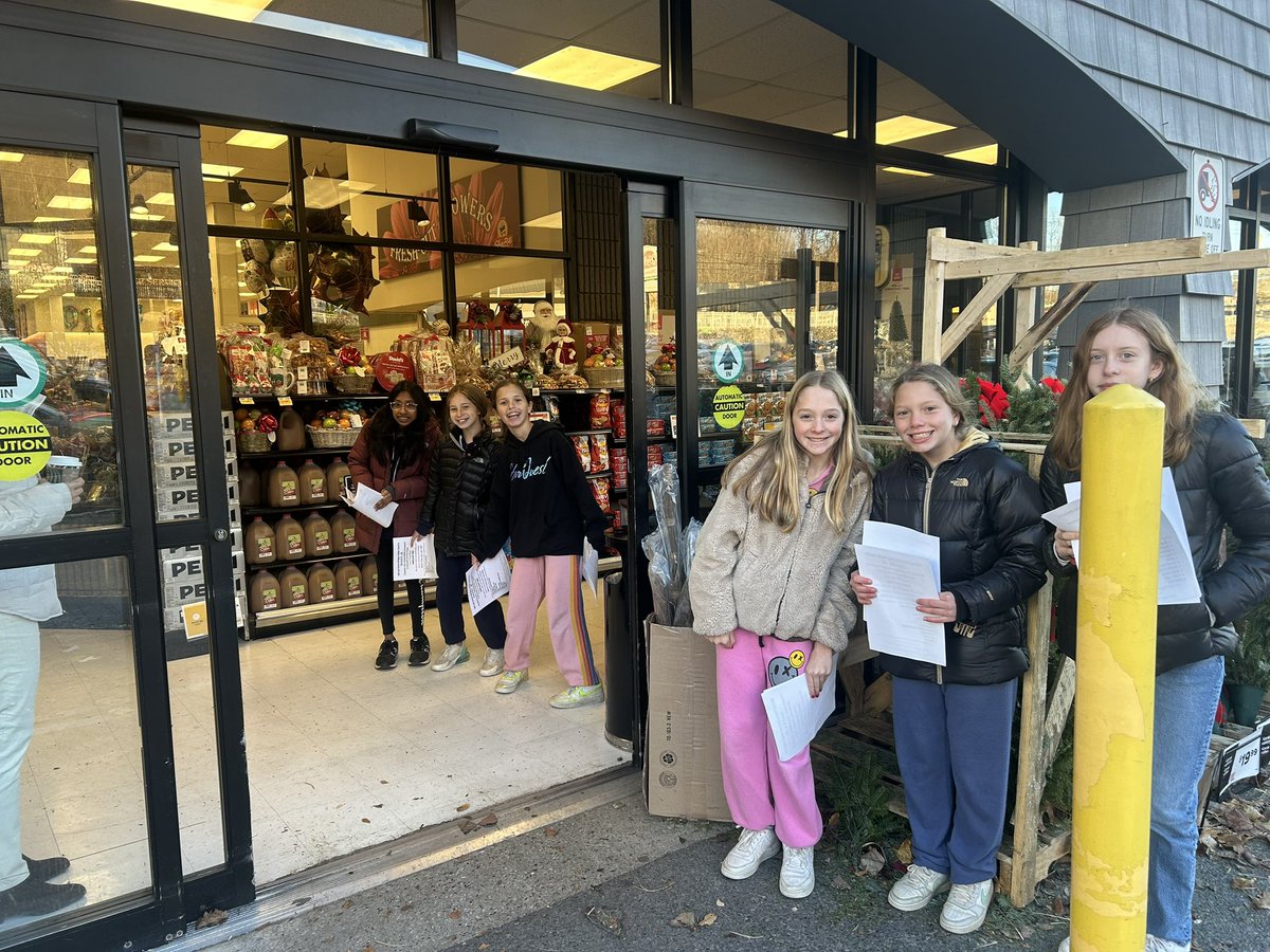 Kemckenna45's tweet photo. SHARE Jr collected food donations that will be delivered to a local food bank. Our students made a real difference tonight! I am so proud of them! #HelpingOurCommunity #WeAreChappaqua https://t.co/BVdjFevwM8