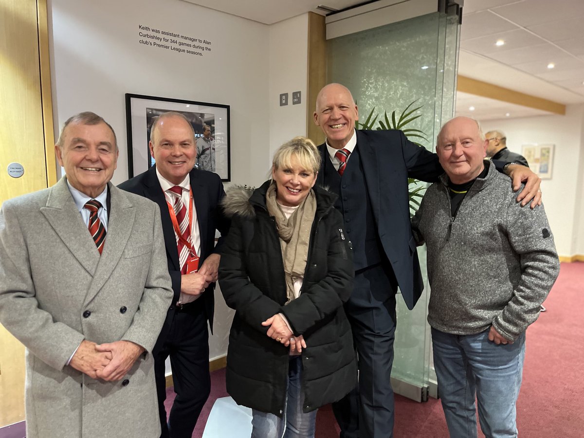 suthersuk's tweet photo. We had a great night at The Valley with my guests @Cherylbaker her husband Steve and our former striker #AndyHunt…who brought me some liquorice from the Netherlands - I’m rather partial to liquorice! We got the win too which rounded off the evening rather nicely! #cafc https://t.co/NVJYiGtLjd