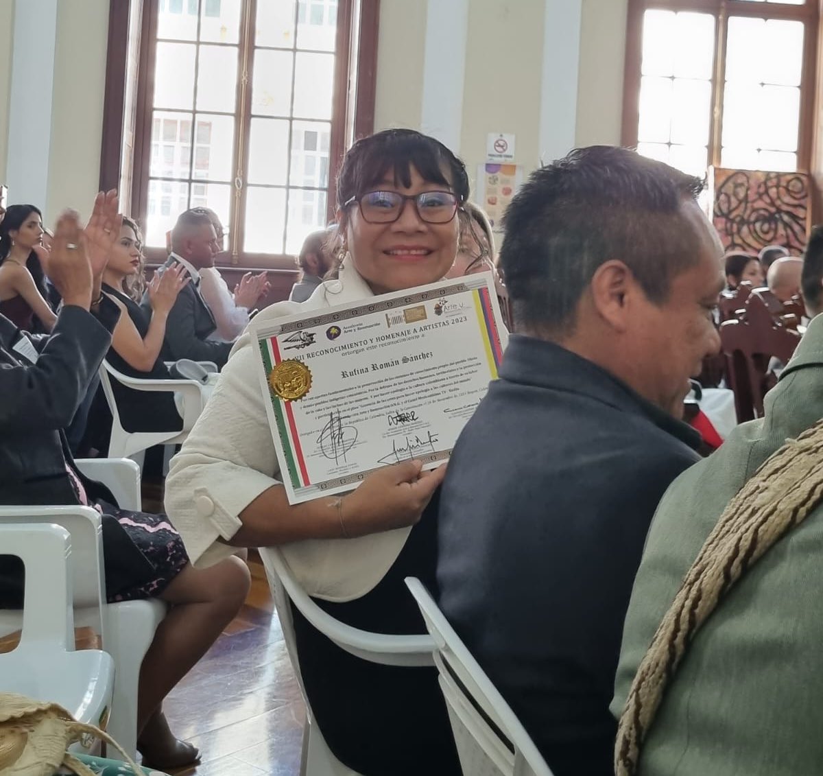 Hoy se condecoró a Rufina Román por sus aportes fundamentales como una destacada dirigente política que desarrolla su lucha en función del cuidado de la vida de los pueblos, las mujeres, las familias y las generaciones indígenas, los territorios y el mundo. #OrgulloIndígena