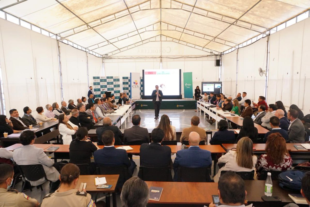PabloBeltran_A's tweet photo. 🗣️| Desarrollamos una reunión de trabajo con rectores y los responsables de los aspectos académicos de los Institutos y Conservatorios Superiores del país, para analizar los avances en la revalorización de la formación técnica y tecnológica, en @cordilleratec (🧵) https://t.co/TcmZFVr4iu