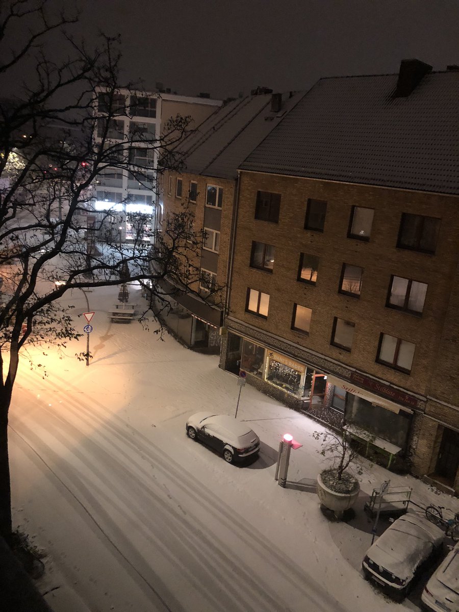 ManjaSHH's tweet photo. @Kachelmannwettr Seltenheit in #Hamburg  #Schnee https://t.co/CbuAXc0gYZ