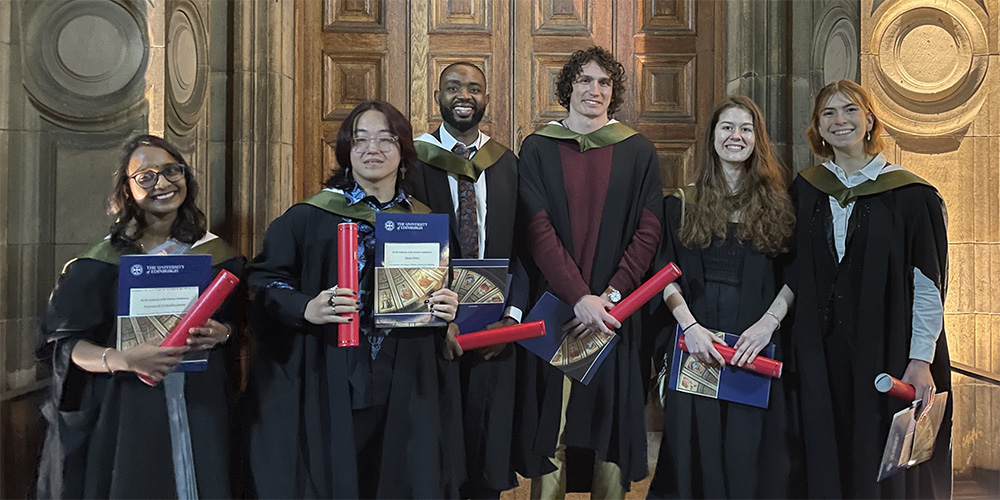 Many congratulations to the wonderful <a href="/wt_hpgh/">WT-HPGH</a> <a href="/wellcometrust/">Wellcome</a> PhD students who graduated this weekend with their MSc by Research 🎉🧑‍🎓🎉
<a href="/veena_2403/">Praveena</a> <a href="/Matteo_putra97/">Matteo Putra</a> <a href="/KK_kidambasi/">Kevin Kidambasi</a> #oscarforestier #oliviafleming &amp; #jessiejungels
<a href="/KeithRMatthews/">Keith Matthews</a> <a href="/SBSatEd/">Biological Sciences | University of Edinburgh</a> <a href="/EdinburghUni/">The University of Edinburgh</a> #EdinburghGrad