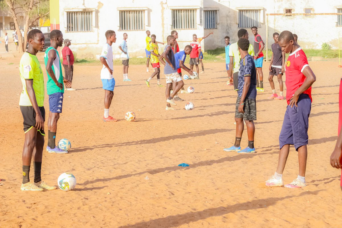 ASCEB4917541's tweet photo. #ASCEB
#Football
#Ville_de_Bargny

📌 L’entraînement du jour (A.S.C.E.B)😎 📌

📆  Mardi Le 28  Novembre 2023 
⏰ 15h 17h 30
🏟️ Terrain lycée de Bargny 
🔵A.S.C.E.B⚪️

#Footlocalsn #kebetu #ASCEB 
#asceb #ville_de_bargny #footballgame #football #federationsenegalaisedefootball https://t.co/dmXttyVuI1
