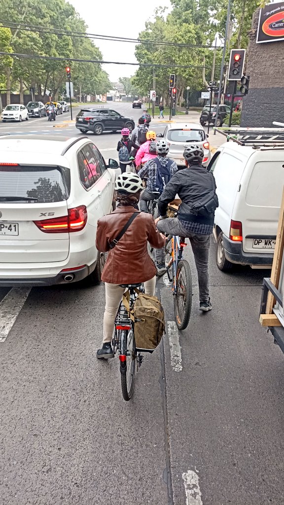 Esta filita india 🚲🚲🚲🚲
es de hoy en la mañana en Santa Isabel con Miguel Claro. Atrás de mi iban 2 ciclistas más, un total de 11 que en auto hubiéramos ocupado más de media cuadra.
☝🏼Este eje de conectividad hace rato merece cicloinfraestructura con enfoque intercomunal.