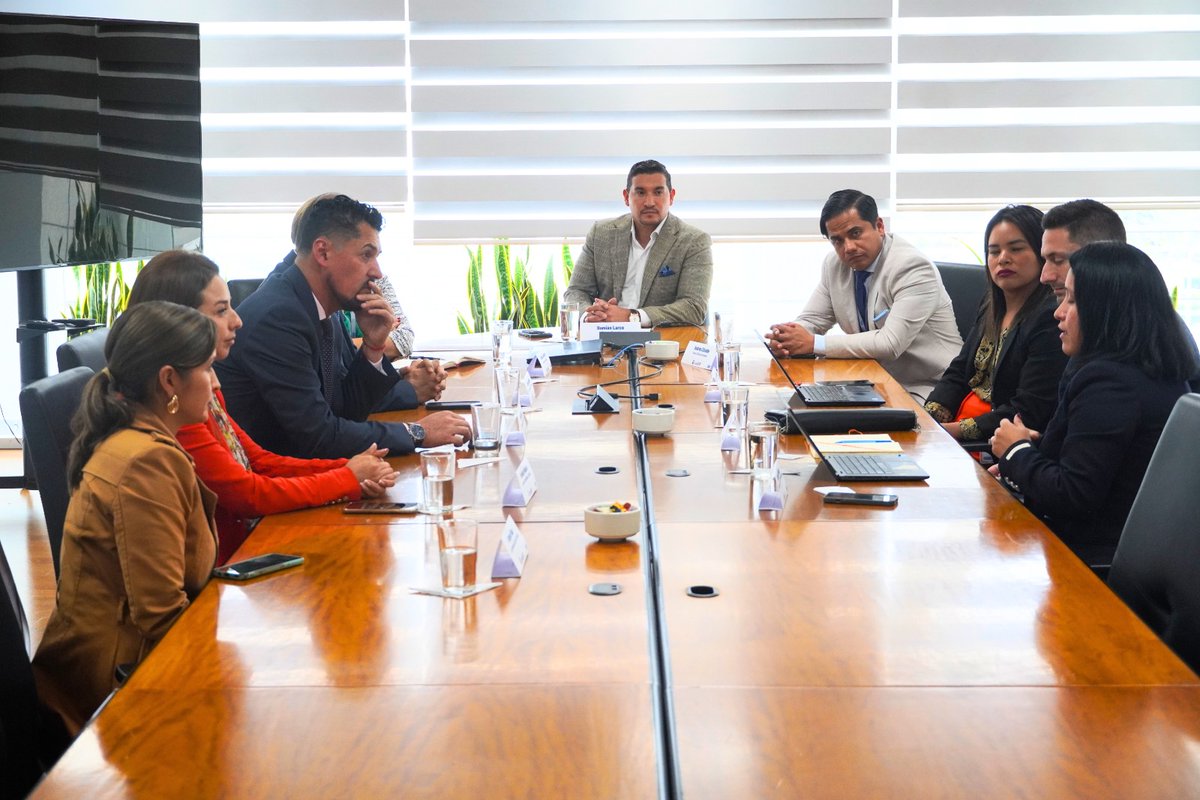 SRIoficialEc's tweet photo. Nuestro Director General @DamianLarcoG recibió la visita de expertos del Foro Intergubernamental de Minería @IGFMining y de la Organización para la Cooperación y Desarrollo Económico @OECDtax. Con ellos analizó el desarrollo de sistemas tributarios mineros y procesos de control. https://t.co/BMSvCTj0TW