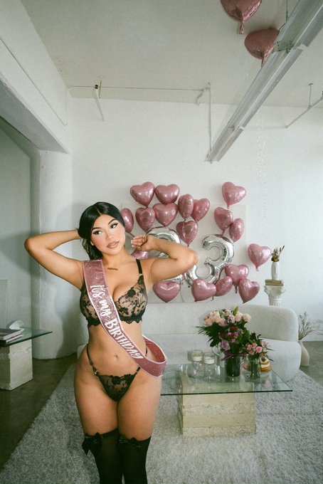 It&rsquo;s my Bday 💗💗 #23 https://t.co/UjIsFUREyb