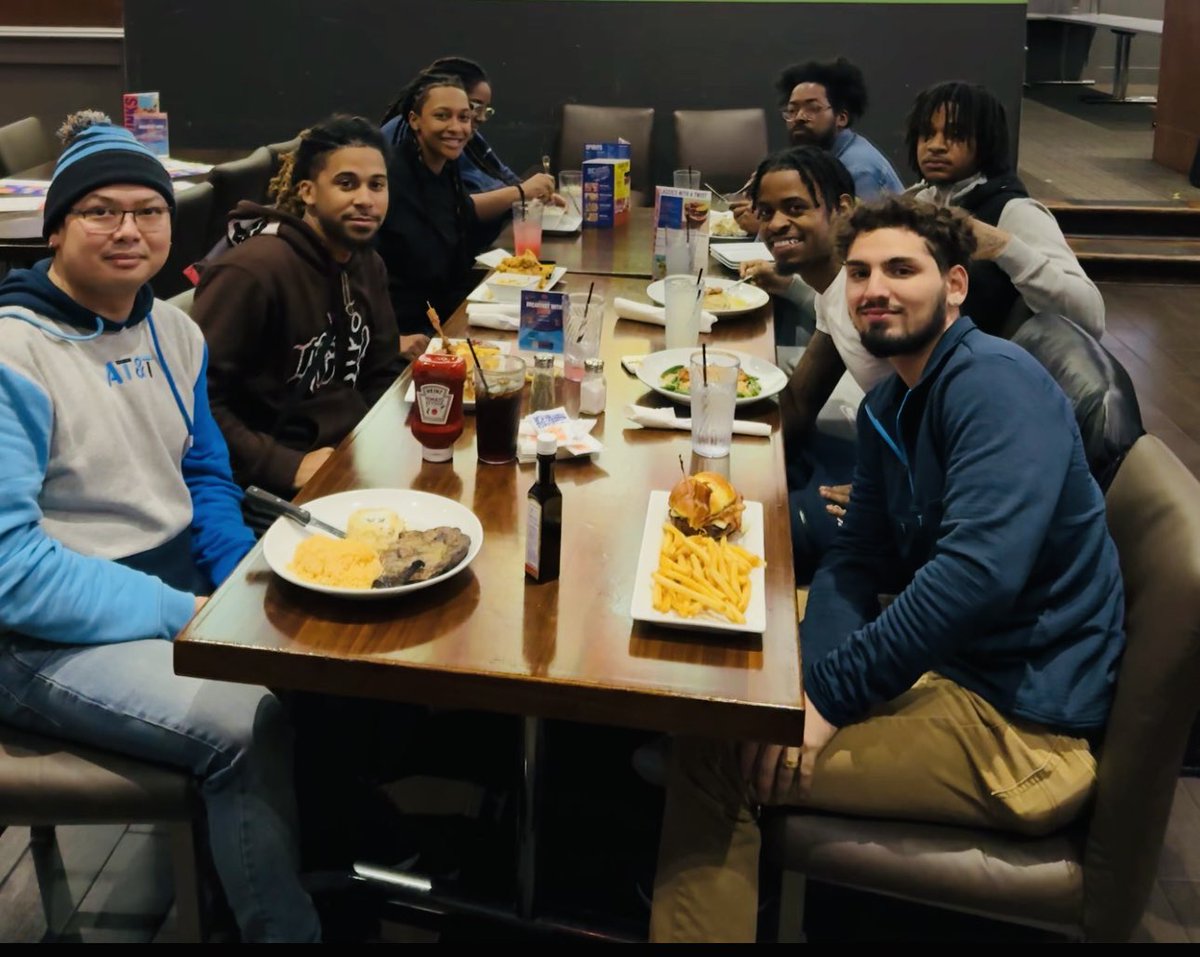 The team enjoyed this Sunday at Dave & Busters. We got to eat dinner, spend more time together, have FUN, and watch the Eagles 🦅 do what they do. September we were #1 in OHPA with Accessories per Opp! Thank you to @Stacylynnnnnn for always reminding us to sell accessories!