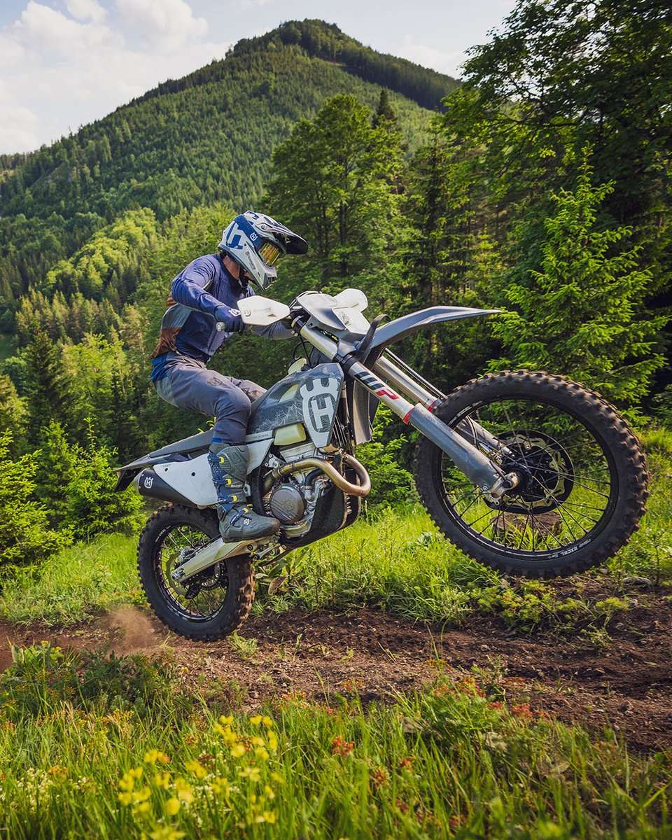 HusqvarnaMCJP's tweet photo. #FE350Pro は、パワーとハンドリングの完璧なバランスを実現し、総合的なパフォーマンスと高い耐久性をもったブランド随一のエンデューロバイクに仕上がりました。

https://t.co/747X9Y50XG

#HusqvarnaMotorcycles
#ハスクバーナモーターサイクルズ
#RideHusky https://t.co/2iBsxjBlCK
