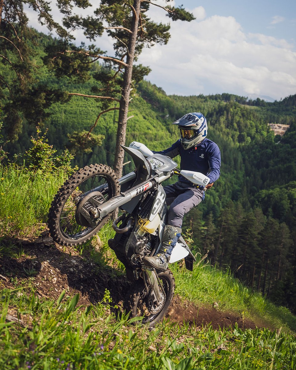 HusqvarnaMCJP's tweet photo. #FE350Pro は、パワーとハンドリングの完璧なバランスを実現し、総合的なパフォーマンスと高い耐久性をもったブランド随一のエンデューロバイクに仕上がりました。

https://t.co/747X9Y50XG

#HusqvarnaMotorcycles
#ハスクバーナモーターサイクルズ
#RideHusky https://t.co/2iBsxjBlCK
