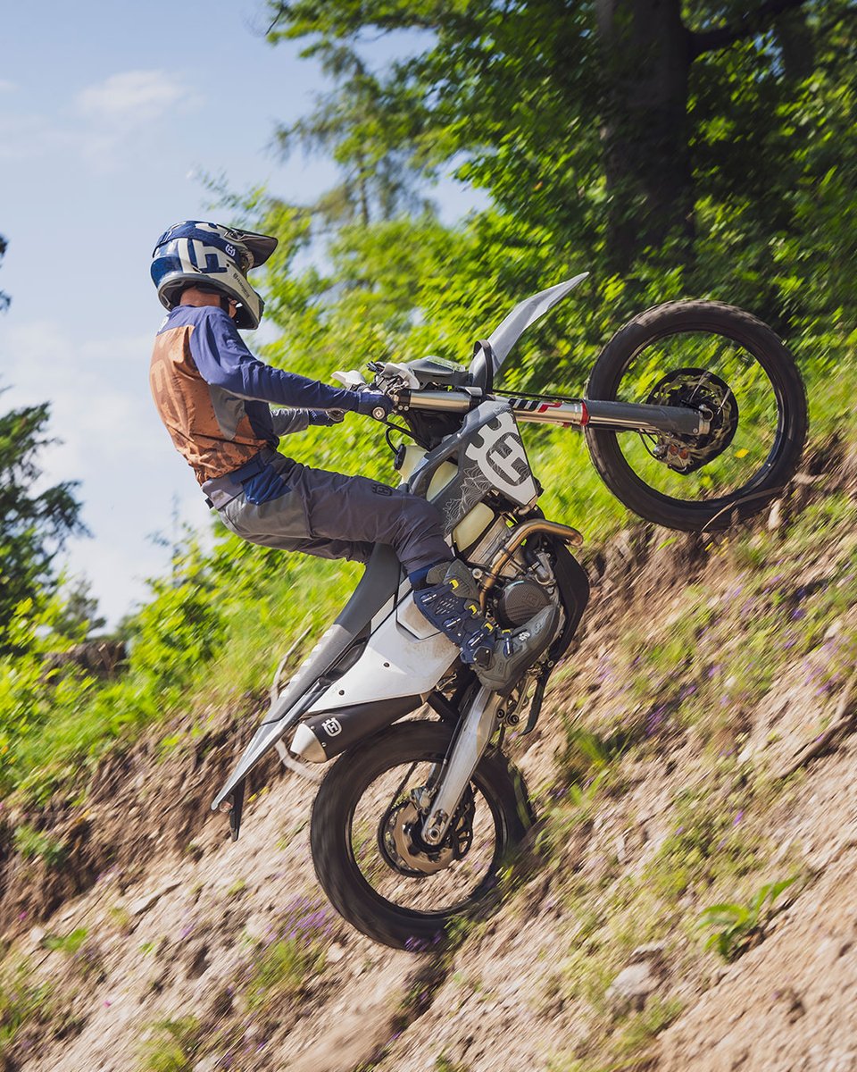 HusqvarnaMCJP's tweet photo. #FE350Pro は、パワーとハンドリングの完璧なバランスを実現し、総合的なパフォーマンスと高い耐久性をもったブランド随一のエンデューロバイクに仕上がりました。

https://t.co/747X9Y50XG

#HusqvarnaMotorcycles
#ハスクバーナモーターサイクルズ
#RideHusky https://t.co/2iBsxjBlCK
