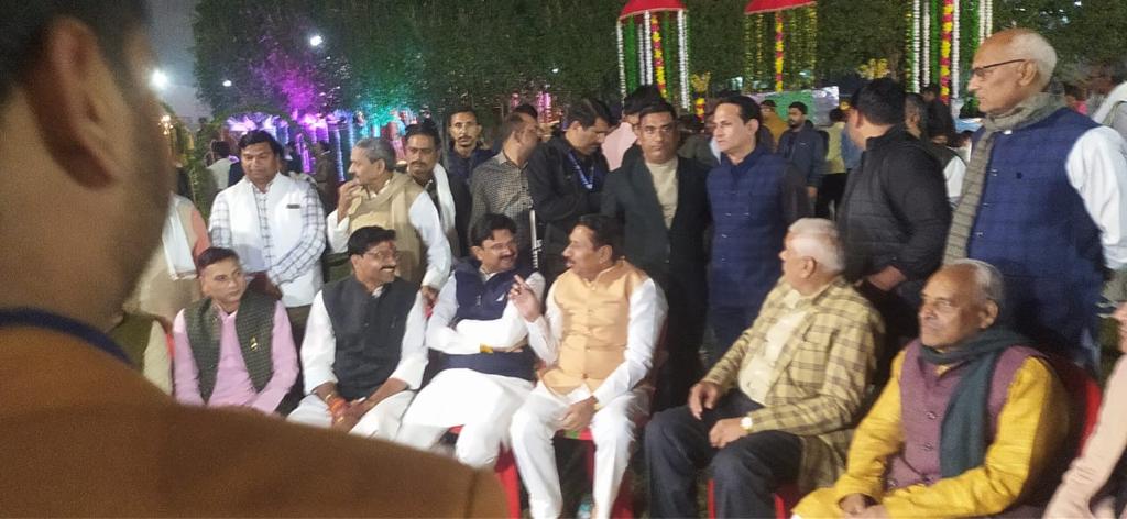 sanjeevbhind's tweet photo. मुरैना में श्री पुरुषोत्तम शर्मा जी के पुत्र के विवाह समारोह में सम्मिलित होकर परिवार जनों को शुभकामनाएं प्रेषित की। https://t.co/ZZLFbgxspC