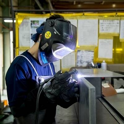 🔩自己紹介🔩
立山の眺望きれいな富山に本社🏔

▶1968年創業
▶高精度な加工技術で金属板から複雑かつ精密な製品を作る「精密板金加工」を手がける
▶量産ではなく少量多品種の高品質な製品を提供
▶主力は半導体製造装置の部品や大型路線バスの艤装部品の製造

＼＼\\精密板金加工で社会貢献//／／