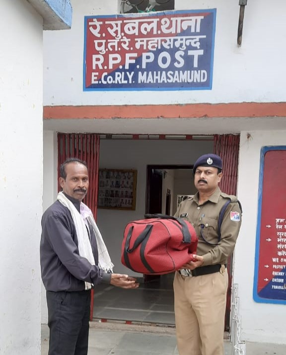 #OperationAmanat Acting upon a Rail Madad complaint, RPF/Mahasamund retrieved a left behind  bag total valued Rs.7500/- from T/No-12808 Samata Exp  at Mahasamund station on 28thNovember 2023 & handed over to its rightful owner.