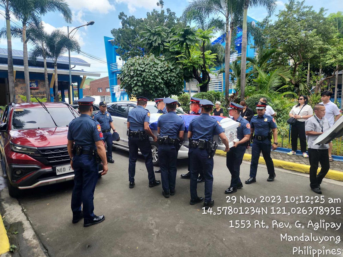ps3_ireport's tweet photo. EASTERN POLICE DISTRICT
Mandaluyong CPS

Internment of late PLTCOL EFREN P JUGO,Ret. 

On November 29, 2023 at about 10:00 AM
PCPT CASMIR N MARTINEZ and PCPT FROILAN D MANUEL together with PEMS Leopoldo G Olis Jr, SESPO, Morale and Welfare Section of ARMS and detailed personnel https://t.co/9W7LqSi6Pz