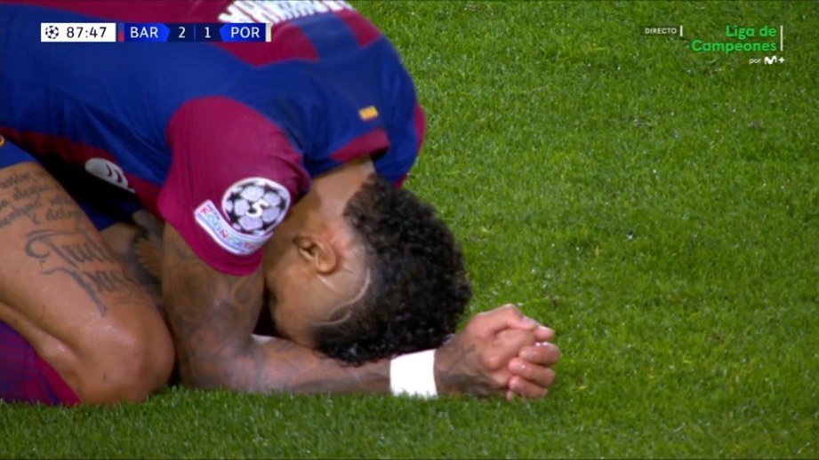 triple9forever's tweet photo. 😍 VAYA CHILENA DE RAPHINHA QUE SALVA EL ESPECTACULAR PORTERO DE PORTUGAL DIOGO COSTA

SAMBA 🇧🇷💙❤️👏🏻

88' ✨ 2-1 #BarçaPorto #UCL #FCBFCP https://t.co/Cmndxu9KYs
