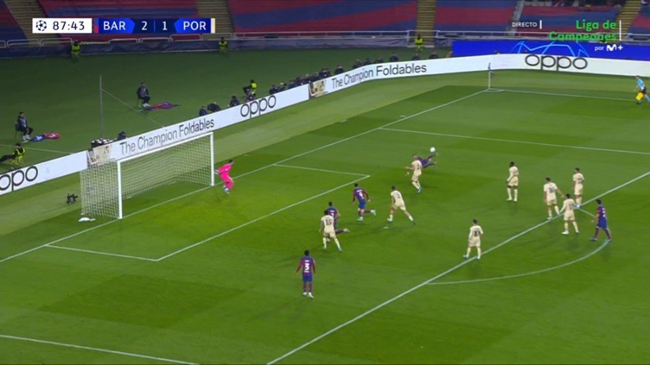 triple9forever's tweet photo. 😍 VAYA CHILENA DE RAPHINHA QUE SALVA EL ESPECTACULAR PORTERO DE PORTUGAL DIOGO COSTA

SAMBA 🇧🇷💙❤️👏🏻

88' ✨ 2-1 #BarçaPorto #UCL #FCBFCP https://t.co/Cmndxu9KYs