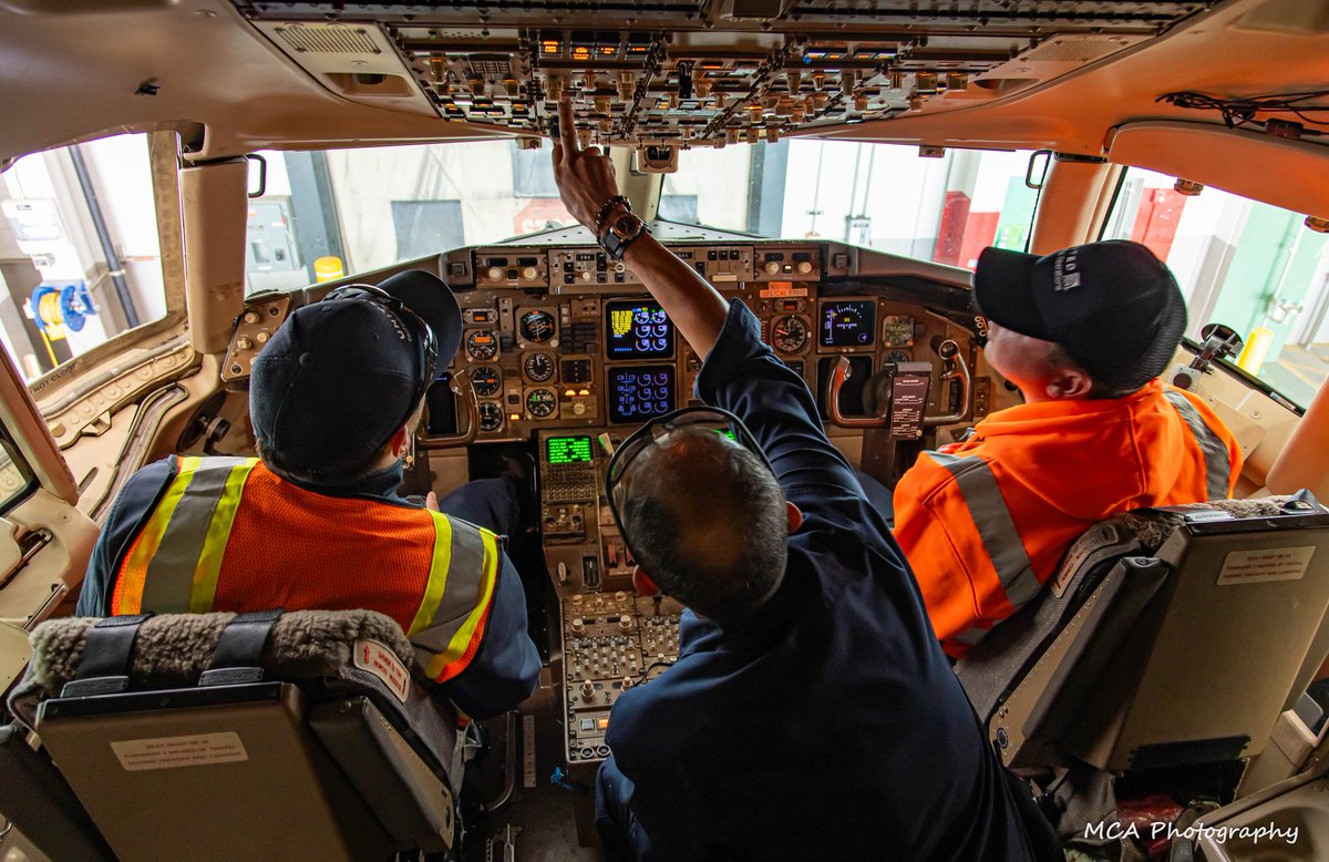 mca_photography's tweet image. A @united #Technician trains two new hire #Techs on how to run a number of tests on the #flightdeck for #TechnicianTuesday 

#TechOps 
#TechOpsTuesday
#beingunited 
#myunitedjourney 
@DENAirport
