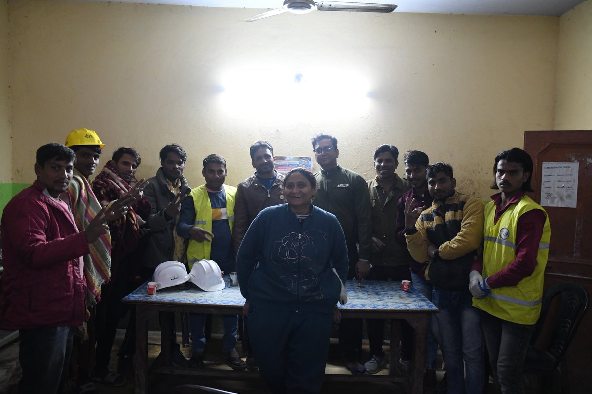 3 big cheers and salaams to rat hole miners Feroz and Munna Quraishi, Rashid, Irshad, Naseem, Monu, Naseer, Ankur, Jatin, Saurabh, Waqeel Hasan and Devender. ⭐️⭐️ 🙏

#UttarakhandTunnelRescue
#SpreadWarmth
Image Courtesy: @khabrimishra