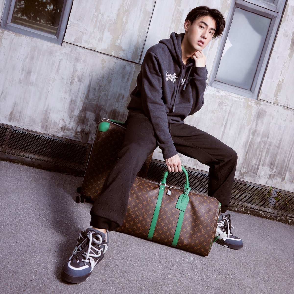 หล่อ cool กินกันไม่ลง! สำหรับ 2 พี่น้อง ‘เจ้านาย-เจ้าขุน’ ที่เตรียมตัวออกเดินทางไปร่วมชมแฟชั่นโชว์ ของ Louis Vuitton  ที่ฮ่องกง ซึ่งเป็นการจัดโชว์คอลเลกชั่น Pre-Fall 2024 สำหรับสุภาพบุรุษเป็นครั้งแรกของเมซงในวันที่ 30 พ.ย.นี้ 💚

#LVMenPreFall24 
<a href="/LouisVuitton/">Louis Vuitton</a> 
#MintNews