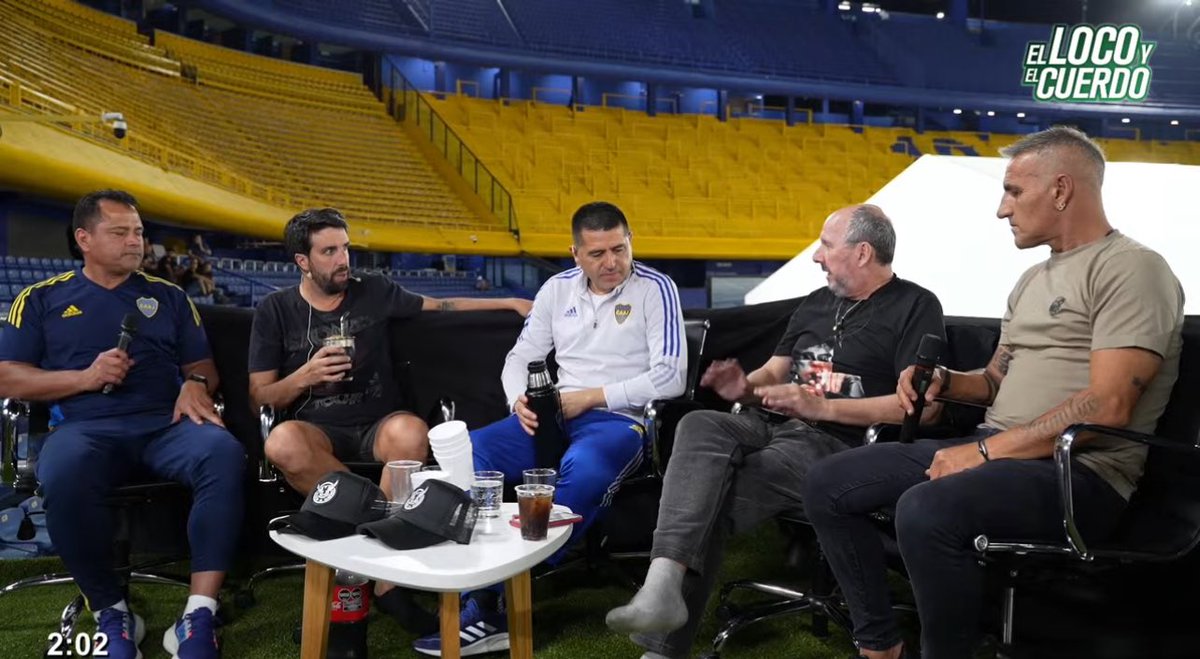 Dios santo esto es un programa de culto mirá lo que es esa mesa. Azzaro le rompió el orto a todo el periodismo deportivo.