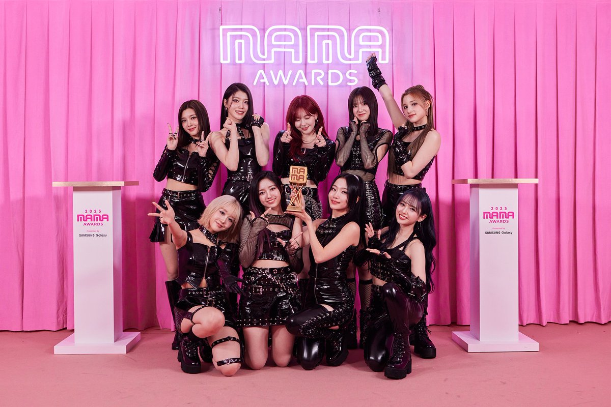 chaehyume's tweet photo. The last MAMA, with my forever nine. https://t.co/xOmoCUHZyW