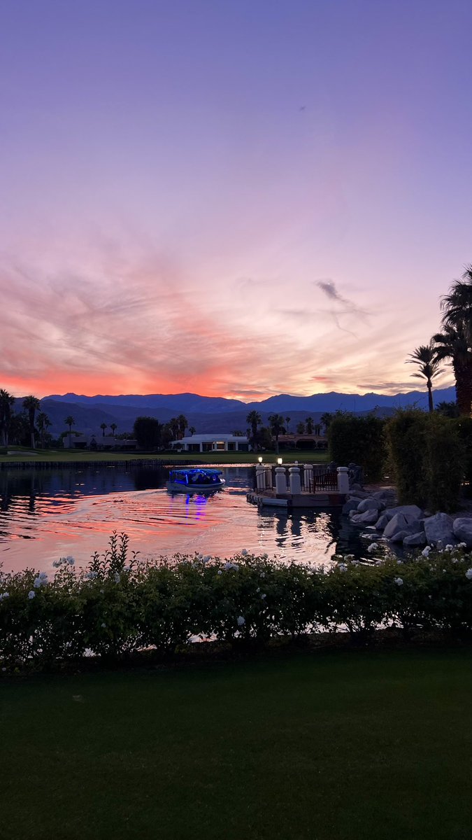 sharewrites_'s tweet image. Yesterday’s office view… sunset was unreal 💜 #remotework #solopreneurlife