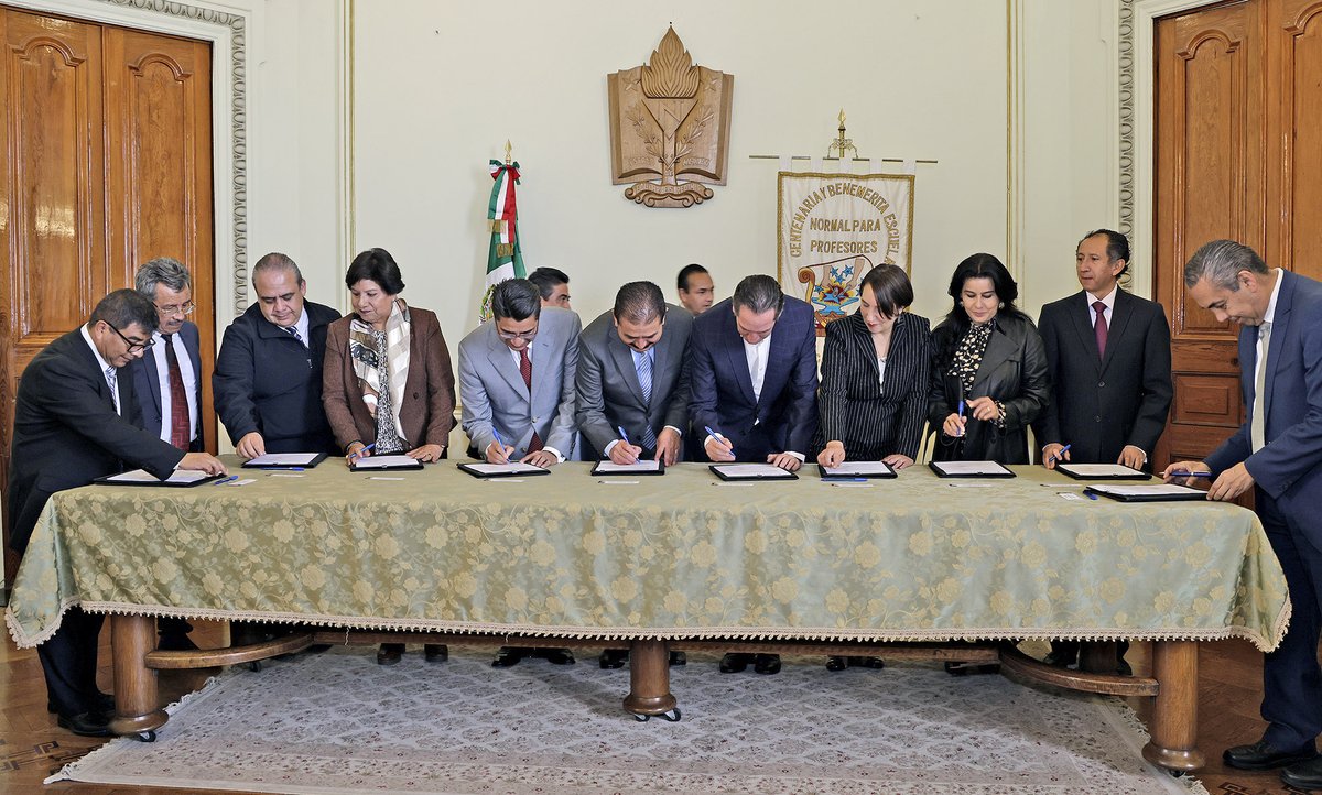 SeducEdoMex's tweet photo. ¡Vamos juntos por la transformación educativa con los principios de la #NuevaEscuelaMexicana! 📚🤝 Hoy el Secretario, Miguel Ángel Hernández firmó el acuerdo “Diálogo Abierto por la Educación Mexiquense" con diversas organizaciones de padres y madres de familia. #ElPoderDeServir https://t.co/Hz9SsNGtvx