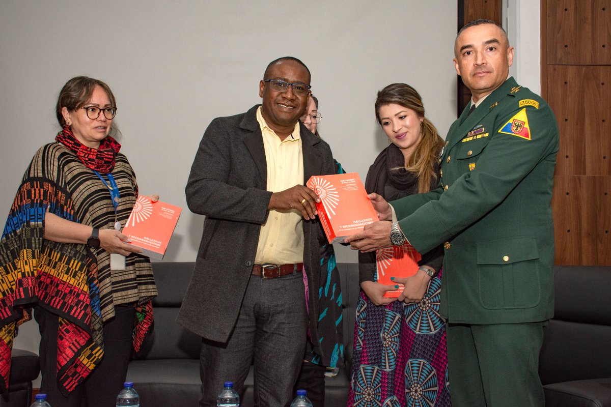 alexandraG_Z's tweet photo. Hoy @PalaciosLeyner nos acompañó en la entrega de la colección del informe de la CEV a los centros de educación y doctrina de las Fuerzas Militares. 

Una invitación a seguir dialogando como país sobre las oportunidades y viabilidades para afianzar la paz y la seguridad. https://t.co/lj2Tn9MDq2