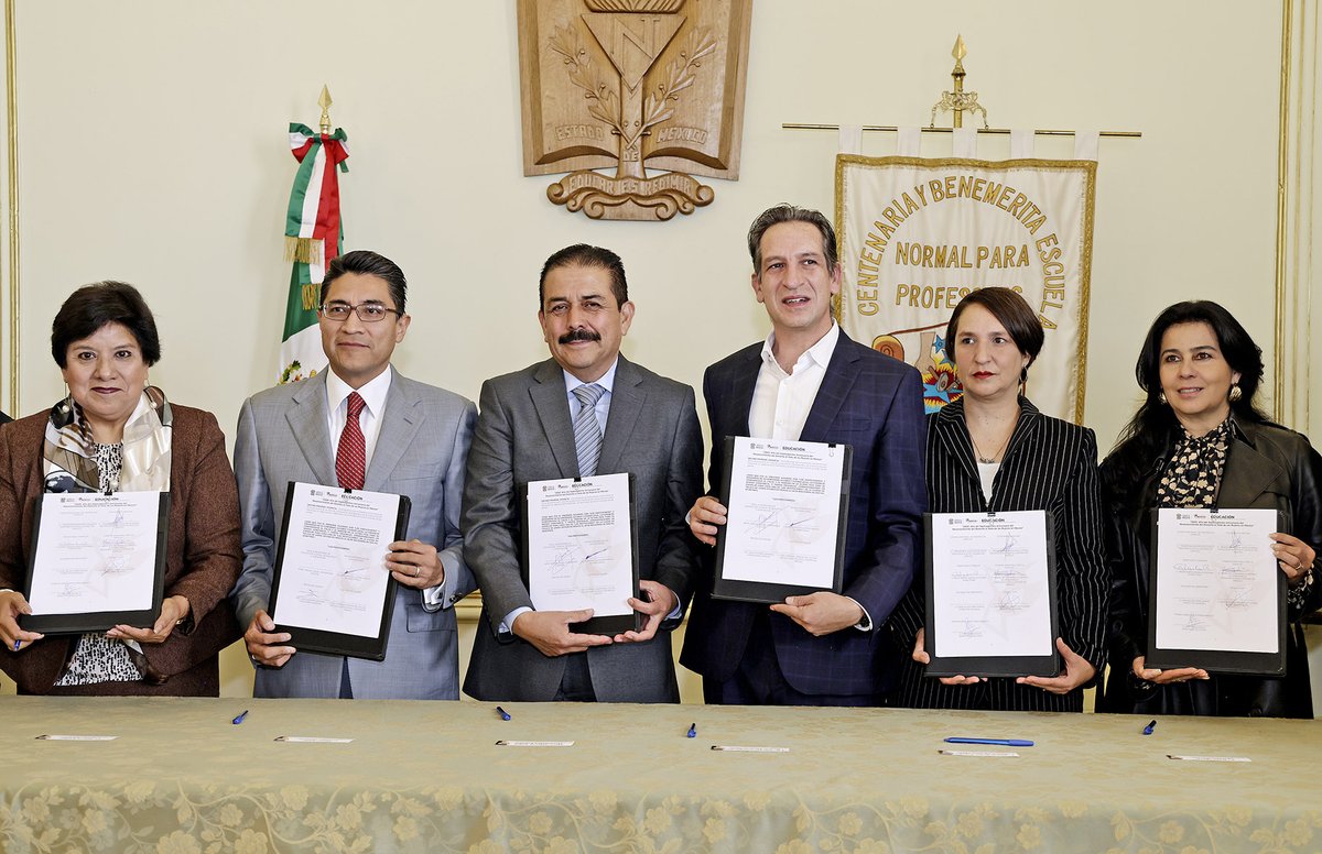 SeducEdoMex's tweet photo. ¡Vamos juntos por la transformación educativa con los principios de la #NuevaEscuelaMexicana! 📚🤝 Hoy el Secretario, Miguel Ángel Hernández firmó el acuerdo “Diálogo Abierto por la Educación Mexiquense" con diversas organizaciones de padres y madres de familia. #ElPoderDeServir https://t.co/Hz9SsNGtvx