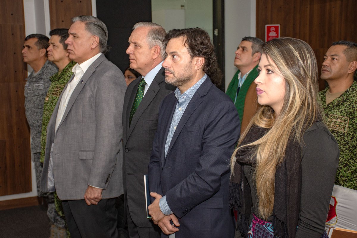 alexandraG_Z's tweet photo. Hoy @PalaciosLeyner nos acompañó en la entrega de la colección del informe de la CEV a los centros de educación y doctrina de las Fuerzas Militares. 

Una invitación a seguir dialogando como país sobre las oportunidades y viabilidades para afianzar la paz y la seguridad. https://t.co/lj2Tn9MDq2