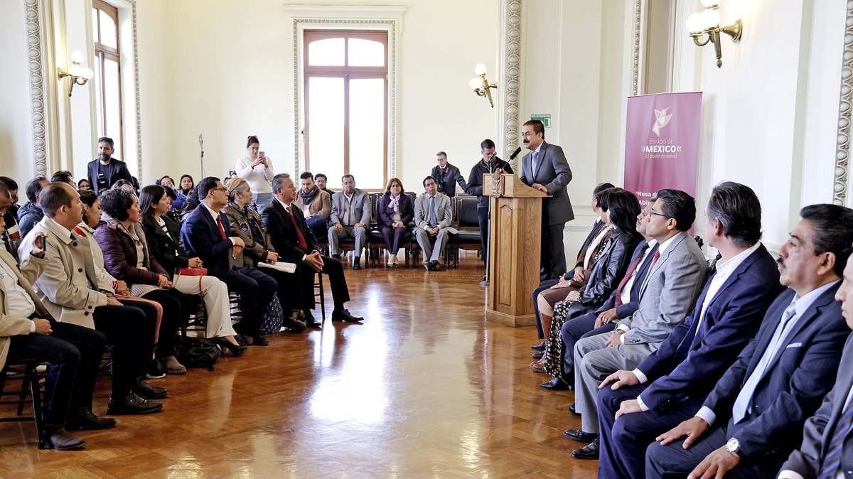 SeducEdoMex's tweet photo. ¡Vamos juntos por la transformación educativa con los principios de la #NuevaEscuelaMexicana! 📚🤝 Hoy el Secretario, Miguel Ángel Hernández firmó el acuerdo “Diálogo Abierto por la Educación Mexiquense" con diversas organizaciones de padres y madres de familia. #ElPoderDeServir https://t.co/Hz9SsNGtvx